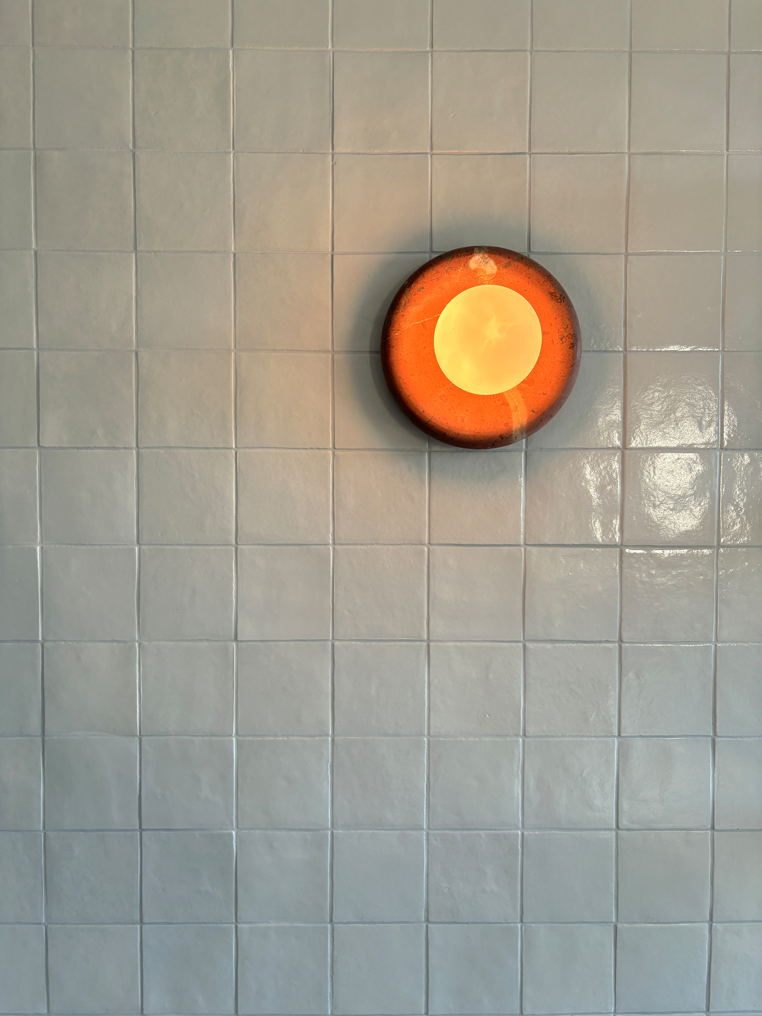 Applique murale ronde sur carrelage blanc dans la cuisine