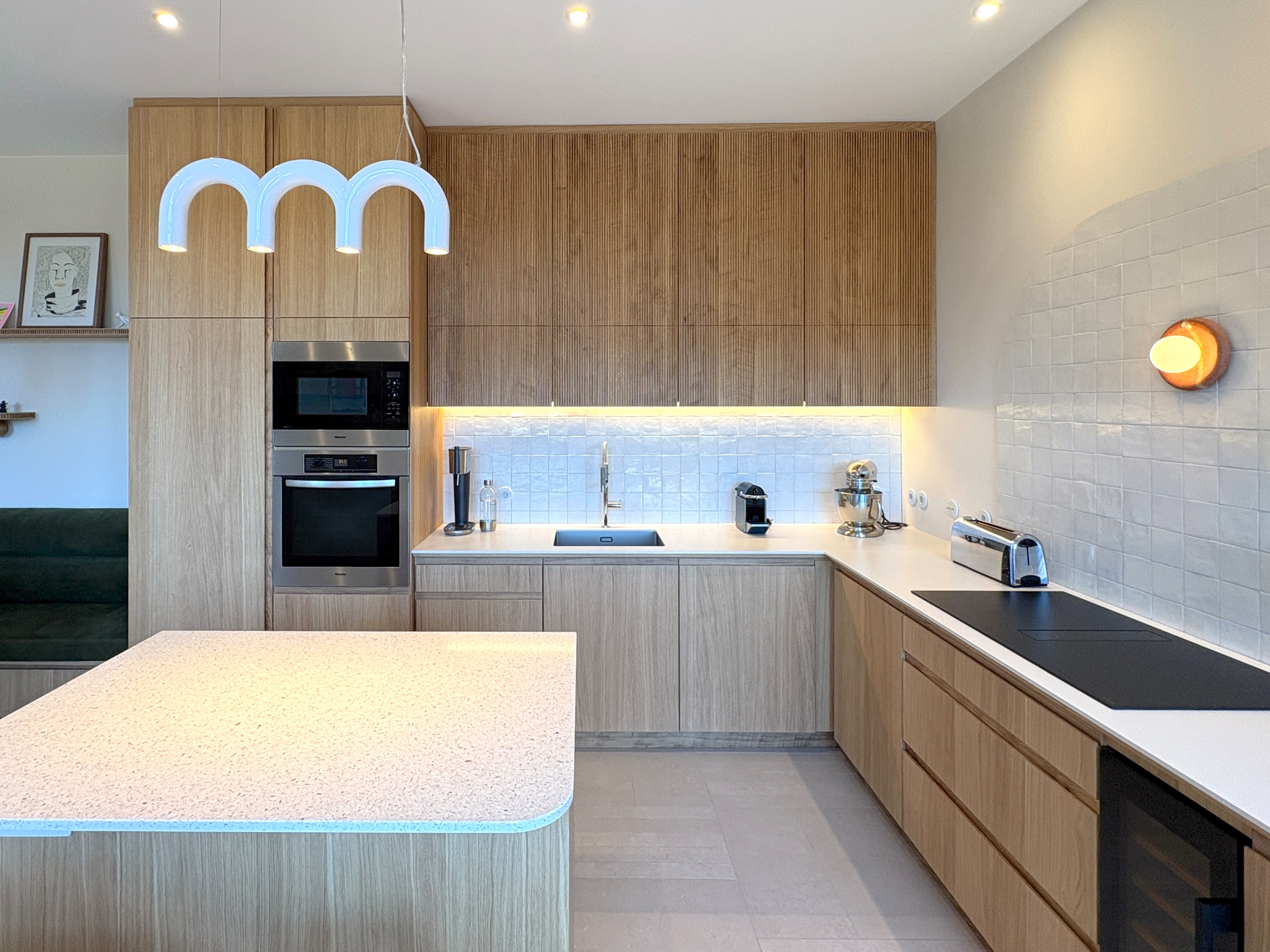Cuisine en bois avec îlot et suspension en forme de M, Maison M à Nuits-Saint-Georges