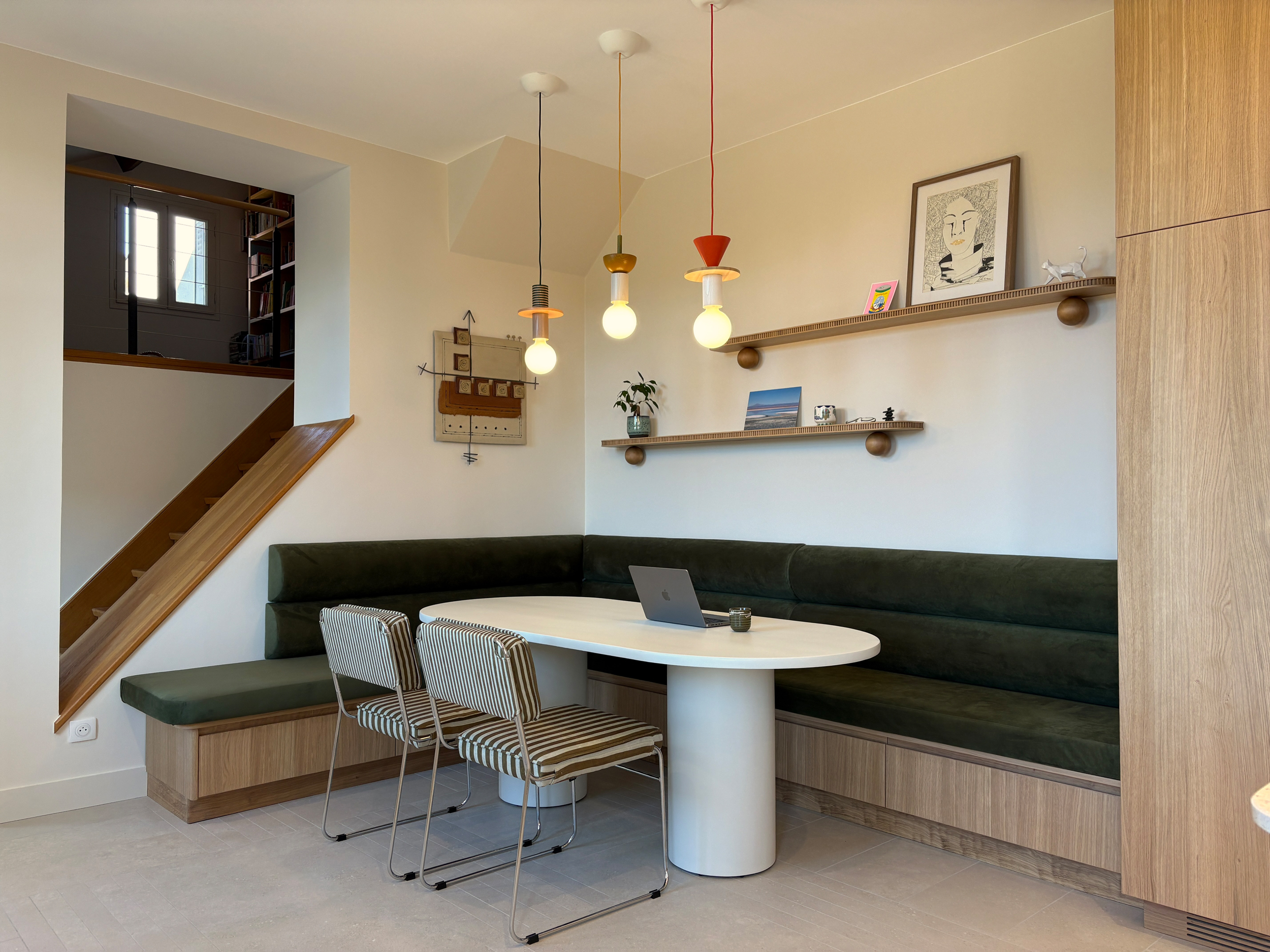 Coin repas avec banquette verte sur mesure et table ovale, Maison M à Nuits-Saint-Georges