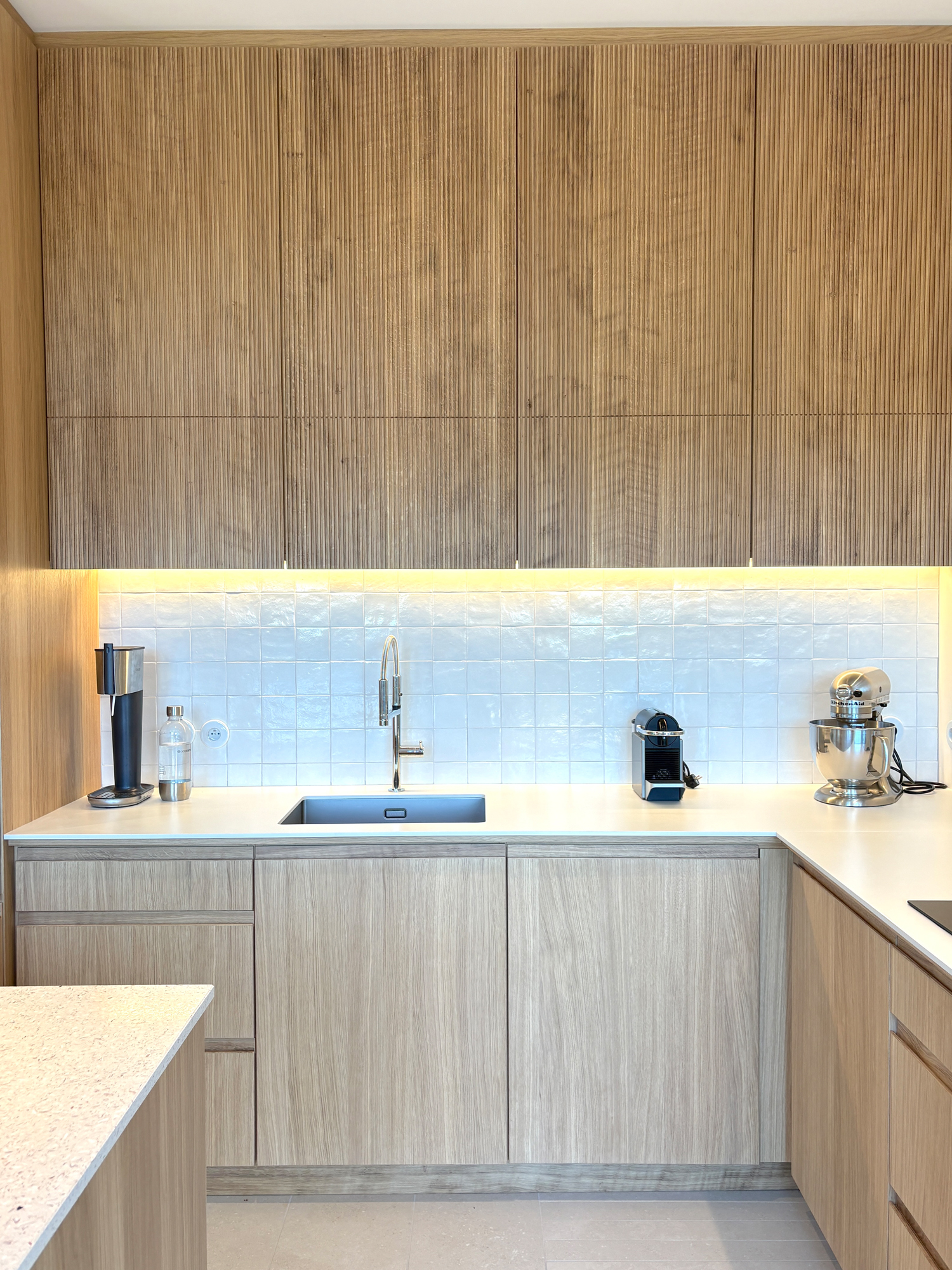 Cuisine en bois cannelé et crédence en carrelage blanc, rénovation de la Maison M