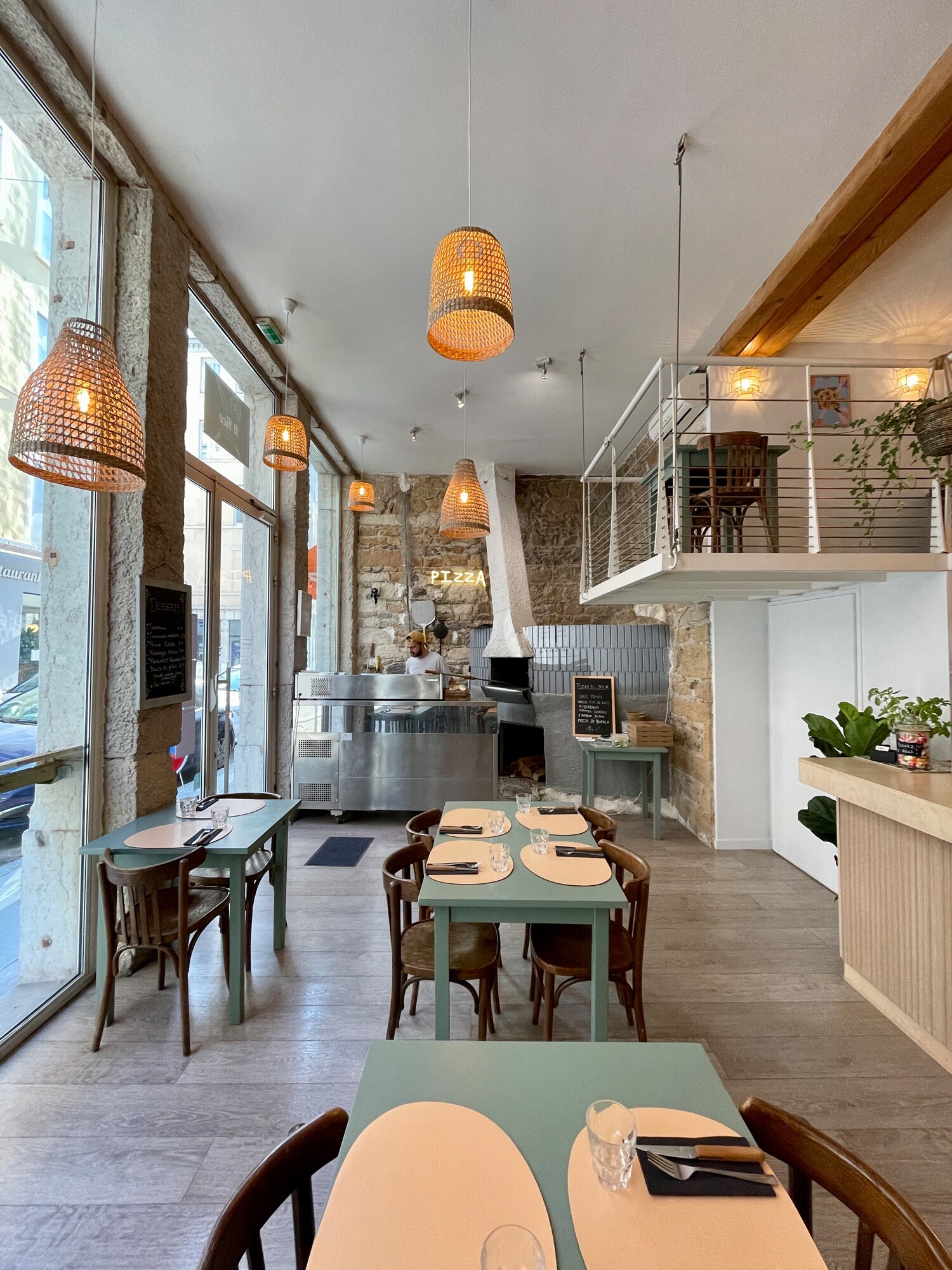 Salle côté vitrine du restaurant Il Fico à Lyon