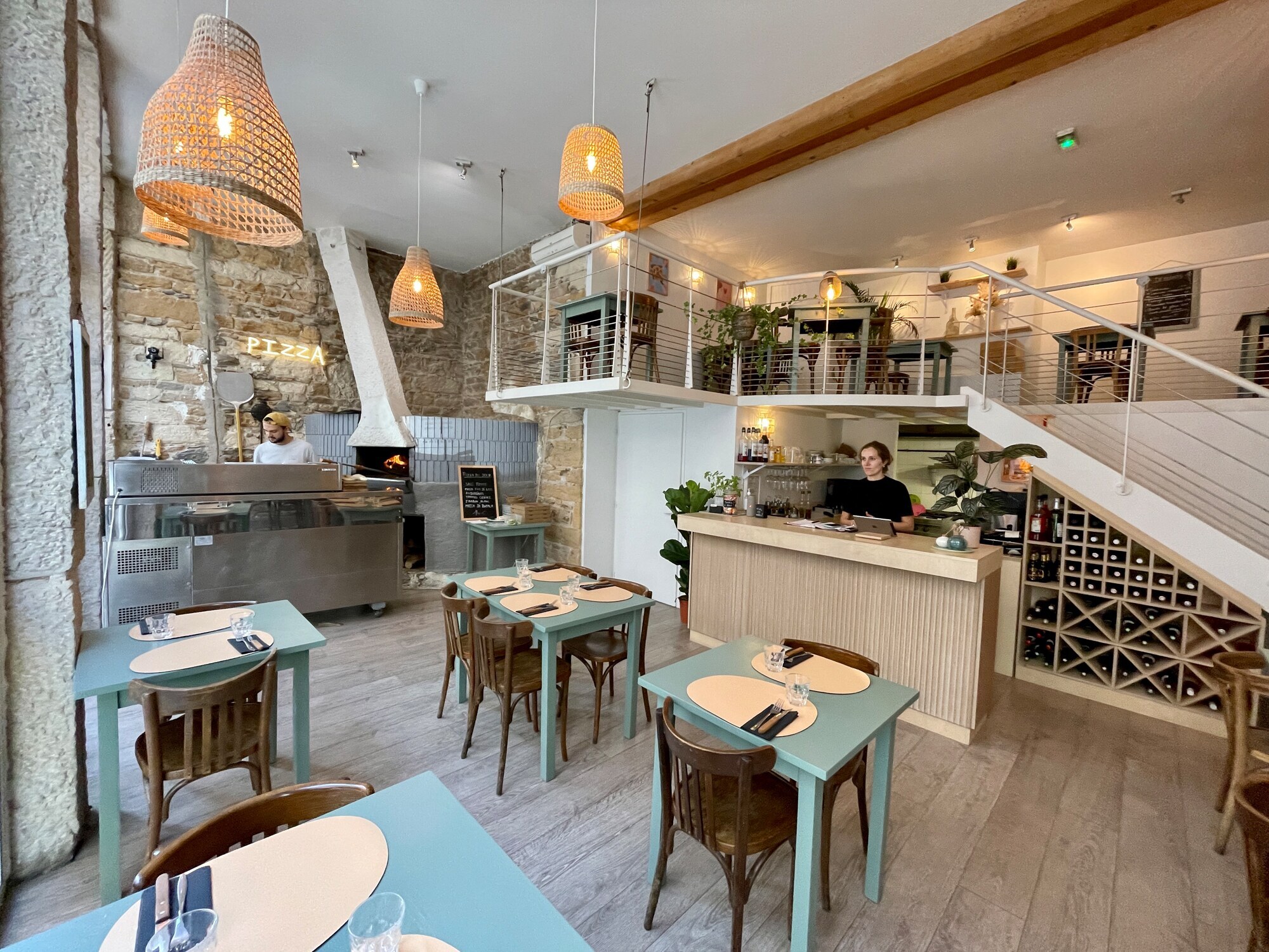 Vue d’ensemble du restaurant Il Fico à Lyon, cuisine ouverte