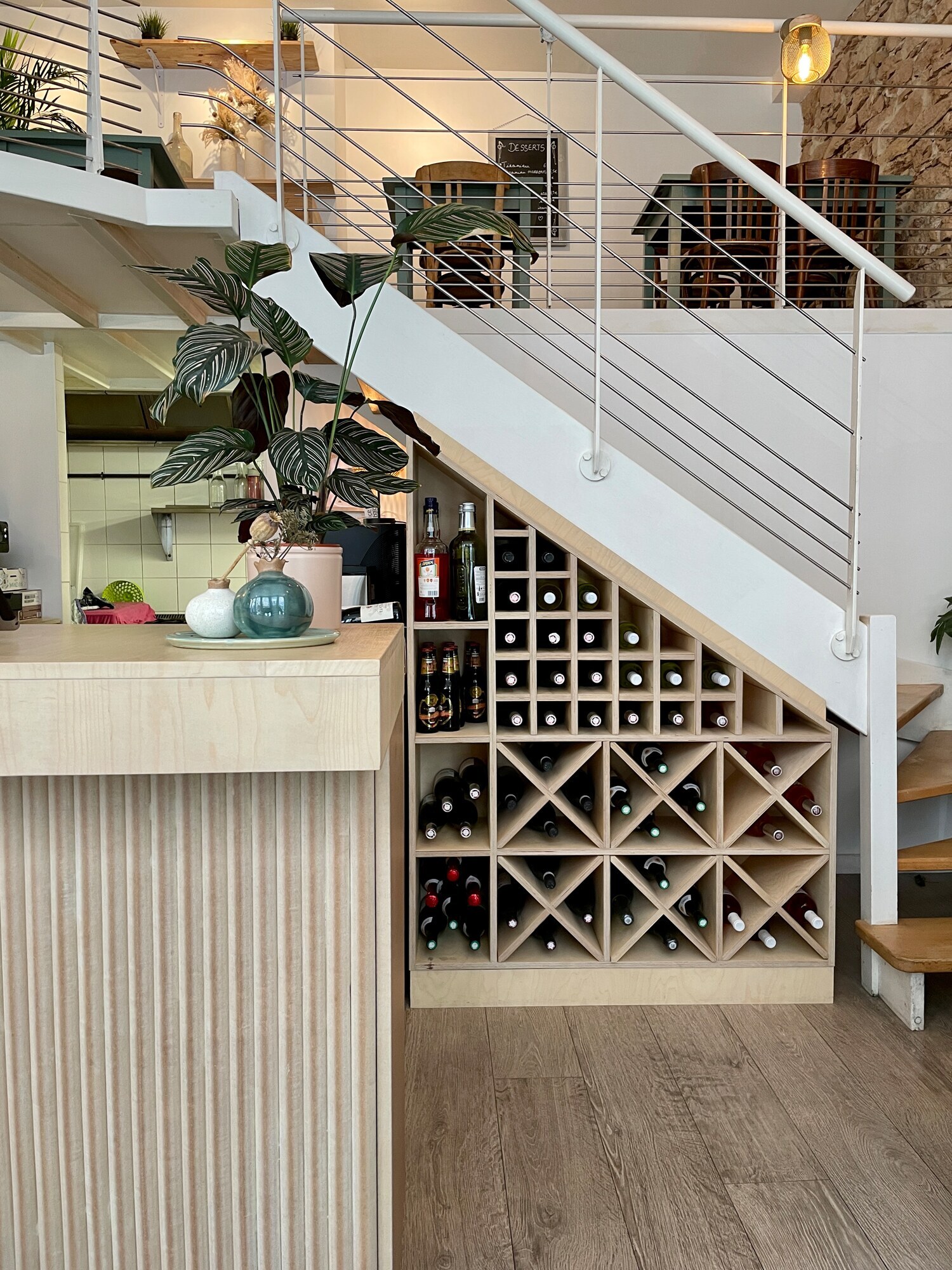 Cave à vin sous l’escalier, restaurant Il Fico à Lyon