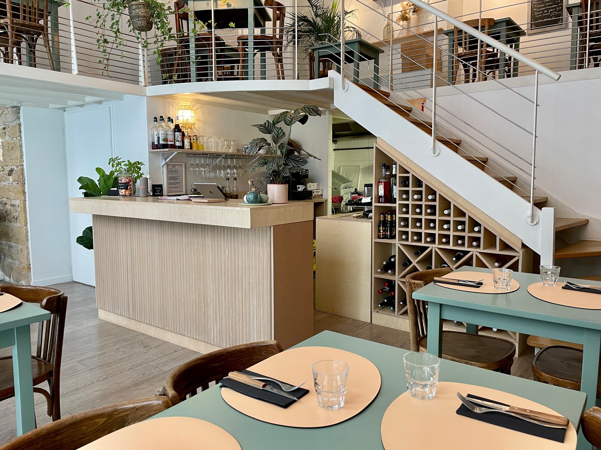 Bar et escalier du restaurant Il Fico à Lyon