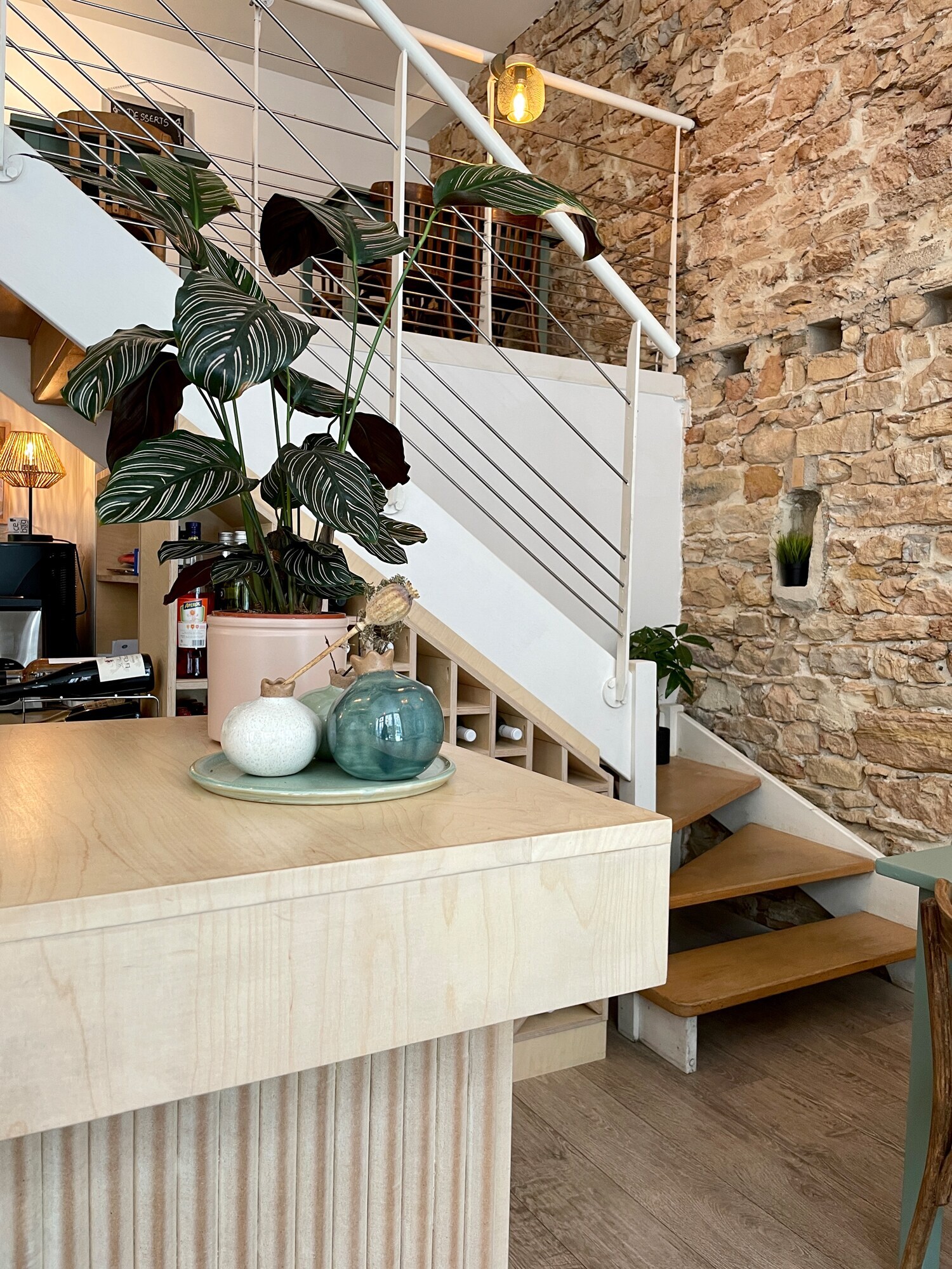 Détail du bar et de l’escalier, restaurant Il Fico à Lyon