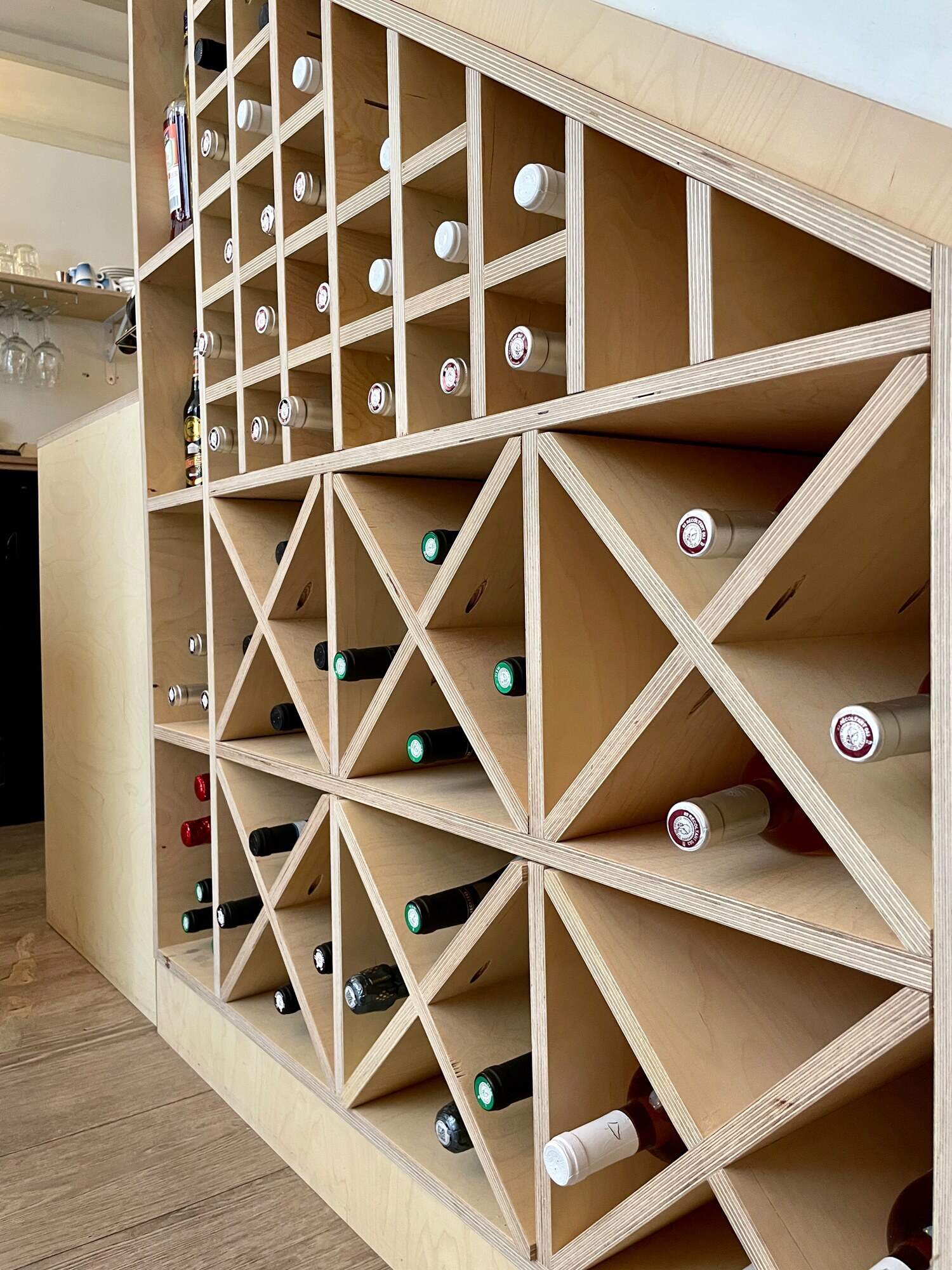 Détail de la cave à vin en bois, restaurant Il Fico à Lyon